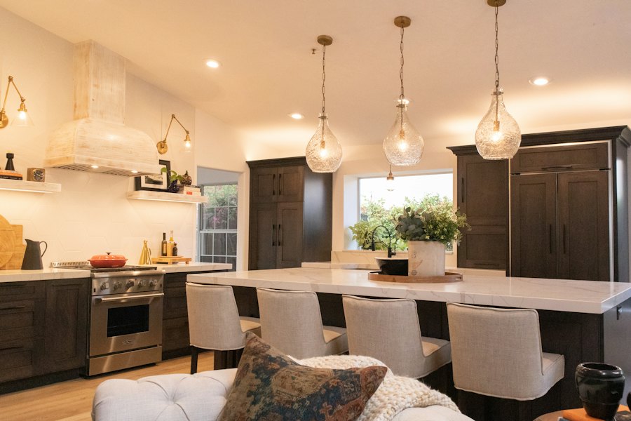 Kitchen island lit by pendant lights and recessed ceiling lights